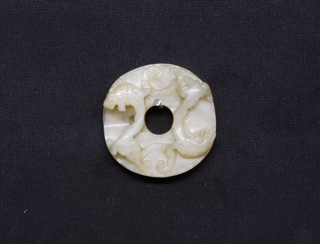 图片[1]-White jade embossed double dragon small wall-China Archive